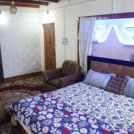 Wani Guest House Gulmarg Exteriör bild