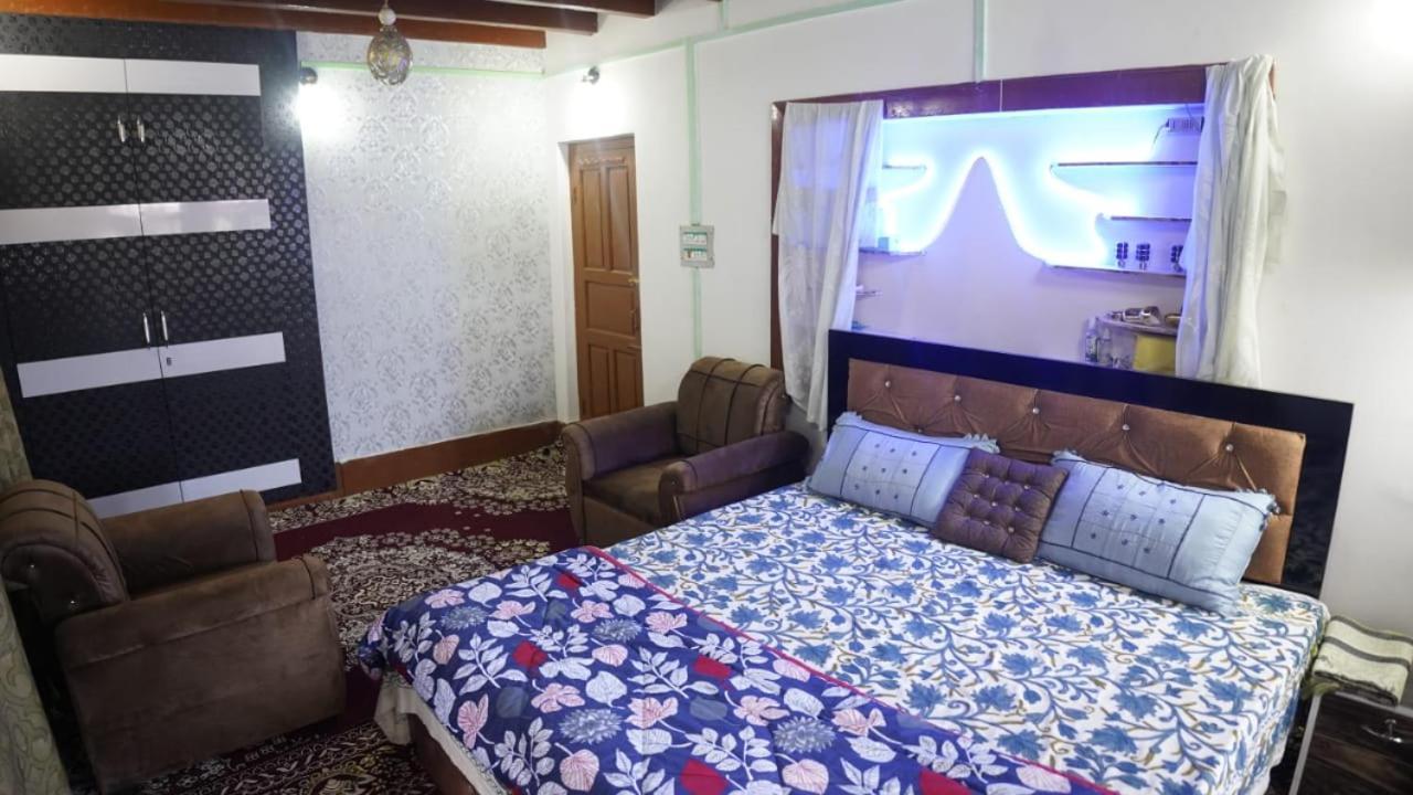 Wani Guest House Gulmarg Exteriör bild