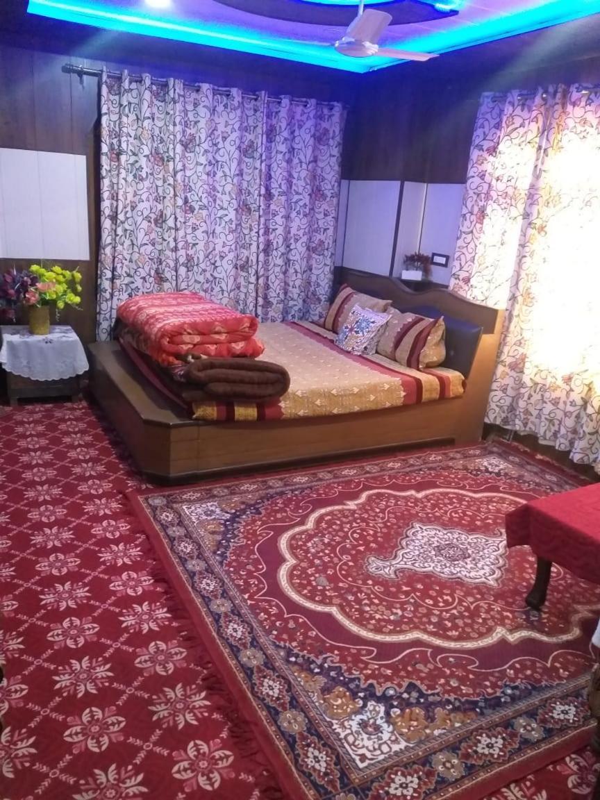 Wani Guest House Gulmarg Exteriör bild