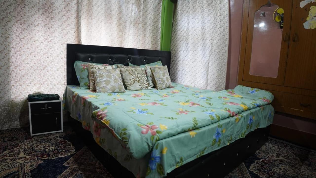 Wani Guest House Gulmarg Exteriör bild